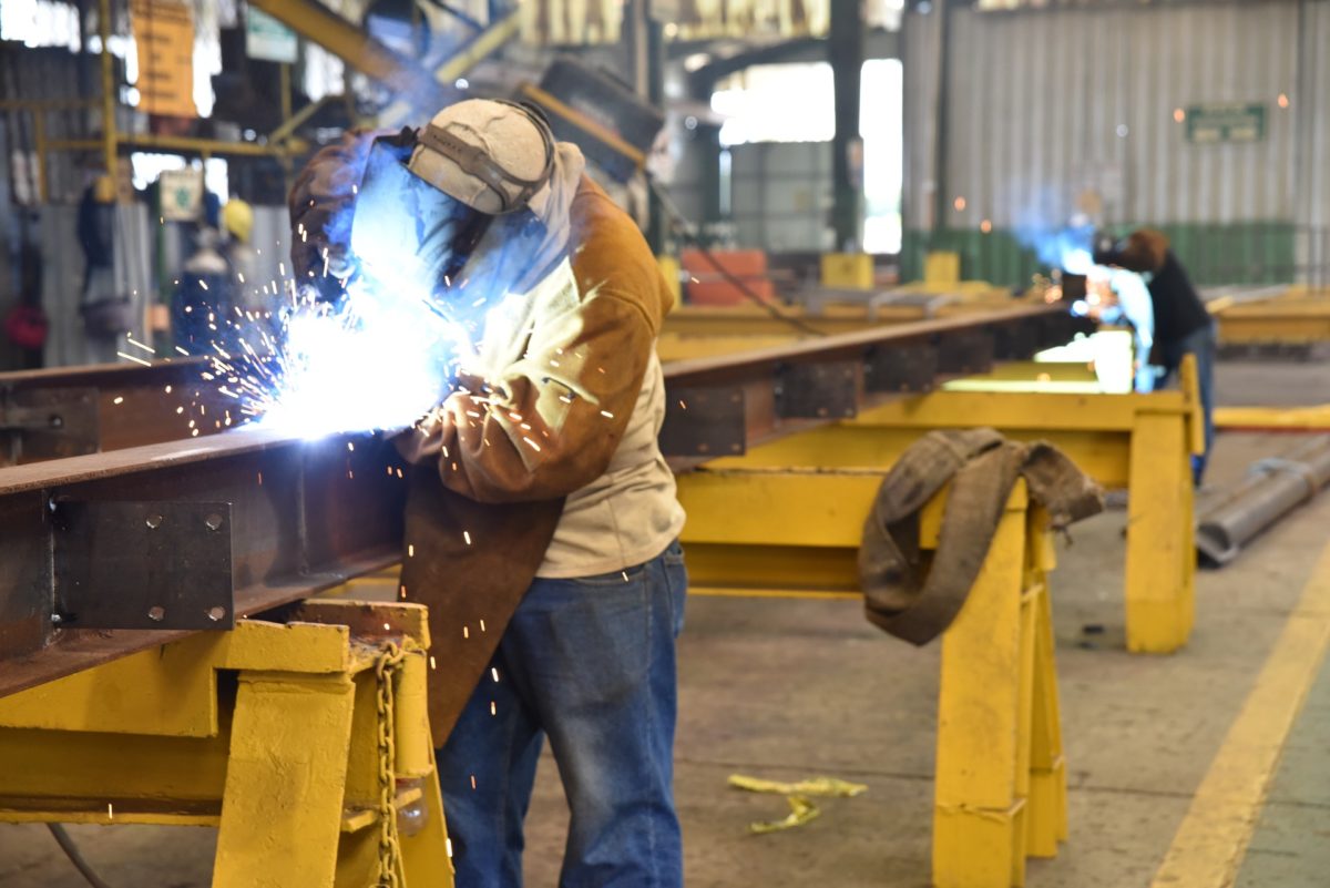 Ein Metallhersteller möchte Arbeitsunfälle verhindern. Das Unternehmen schult die Verantwortlichen zu Gesundheit und Sicherheit am Arbeitsplatz.