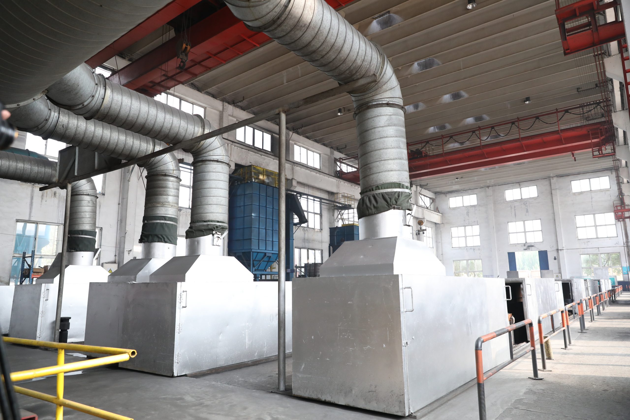 Beim Giessen entstehen Staub und flüchtige Stoffe. Ein hochmodernes Absaug- und Filtersystem verhindert, dass diese in die Atemluft gelangen.